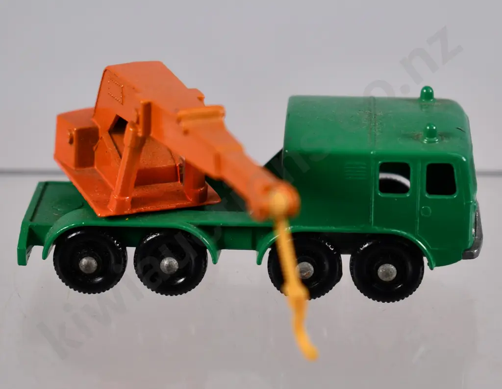 MATCHBOX SERIES 8-WHEEL CRANE NO. 30 Image 1++