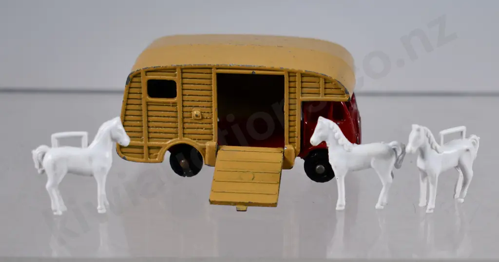 MATCHBOX SERIES HORSE BOX NO. 35 Image 1++