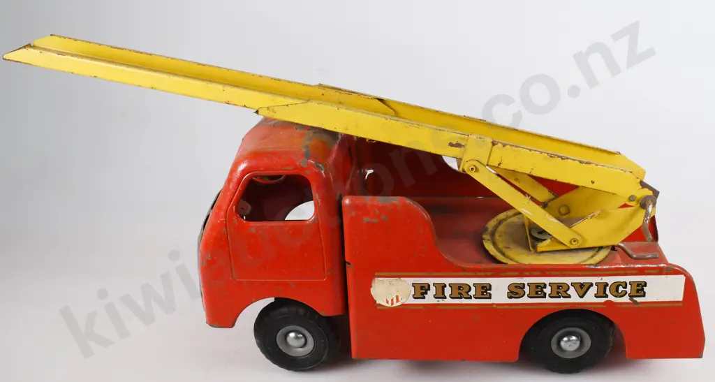 TRI-ANG JUNIOR SERIES FIRE ENGINE Image 1++