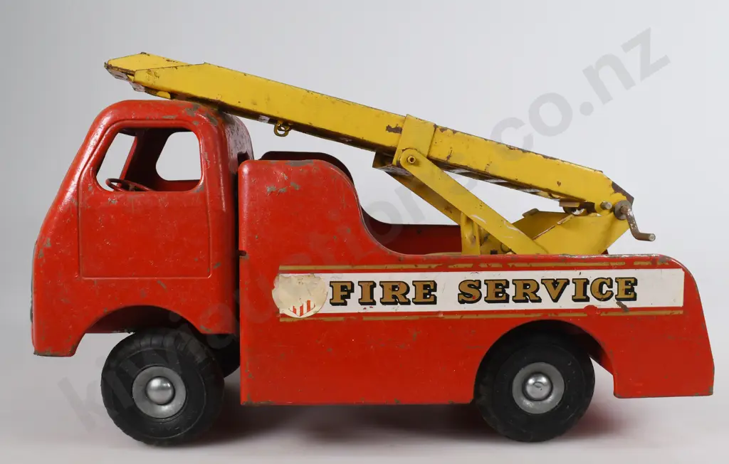 TRI-ANG JUNIOR SERIES FIRE ENGINE Image 1++