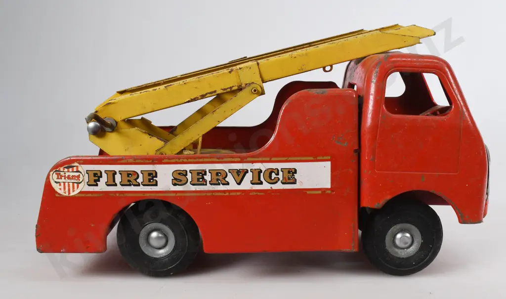 TRI-ANG JUNIOR SERIES FIRE ENGINE Image 1++