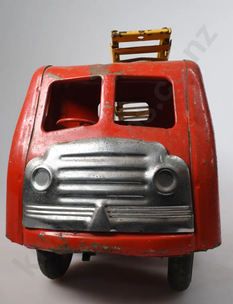 TRI-ANG JUNIOR SERIES FIRE ENGINE Image 1++