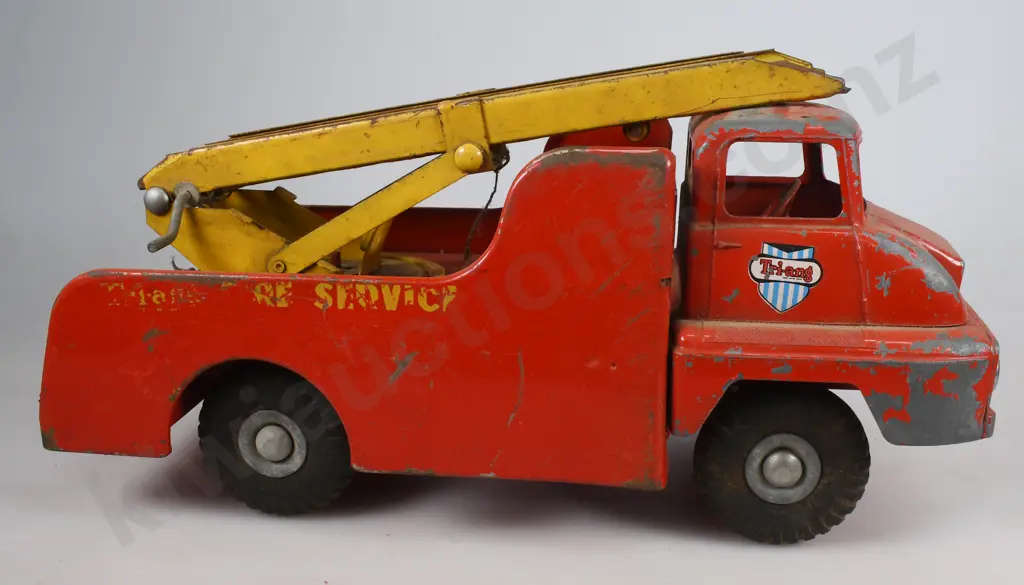 TRI-ANG FORD THAMES FIRE ENGINE Image 1++