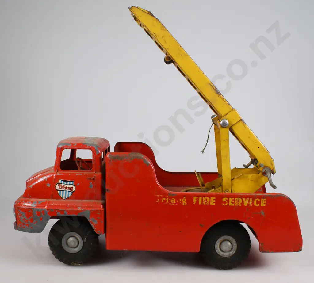 TRI-ANG FORD THAMES FIRE ENGINE Image 1++