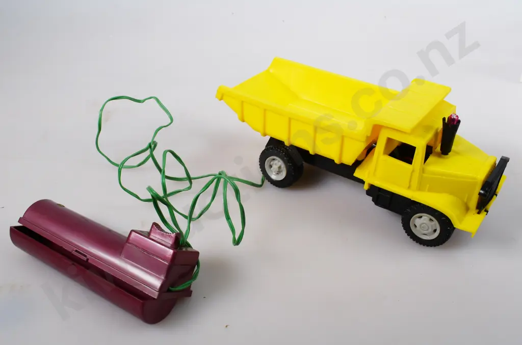 LINCOLN INTERNATIONAL EUCLID DUMP TRUCK & BOXED DUMP TRUCK Image 1++