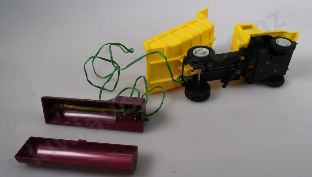 LINCOLN INTERNATIONAL EUCLID DUMP TRUCK & BOXED DUMP TRUCK Image 1++