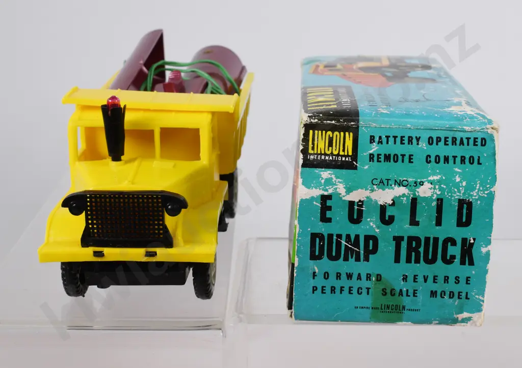 LINCOLN INTERNATIONAL EUCLID DUMP TRUCK & BOXED DUMP TRUCK Image 1++