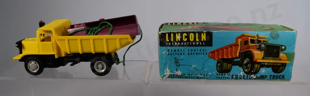 LINCOLN INTERNATIONAL EUCLID DUMP TRUCK & BOXED DUMP TRUCK Image 1++