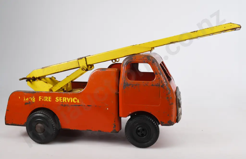 TRI-ANG DIESEL SERIES FIRE ENGINE Image 1++