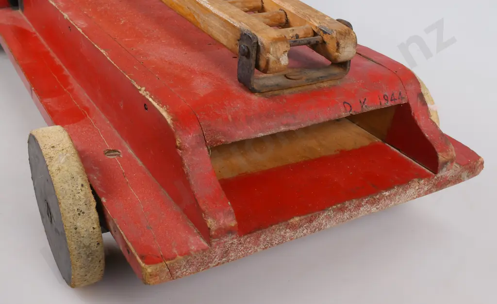 LARGE WOODEN FIRE ENGINE Image 1++