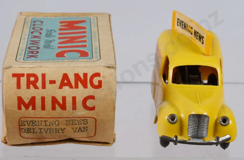 TRIANG MINIC CLOCKWORK EVENING NEWS DELIVERY VAN Image 1++