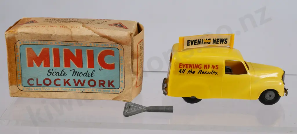 TRIANG MINIC CLOCKWORK EVENING NEWS DELIVERY VAN Image 1++
