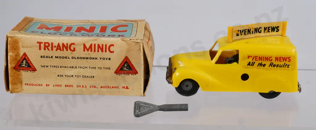 TRIANG MINIC CLOCKWORK EVENING NEWS DELIVERY VAN Image 1++