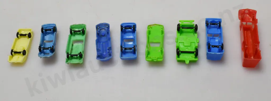 PLASTIC CEREAL TOY VEHICLES Image 1++