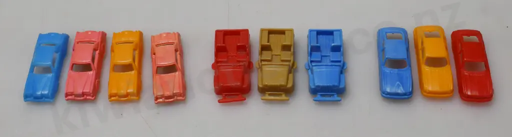 PLASTIC CEREAL TOY VEHICLES Image 1++