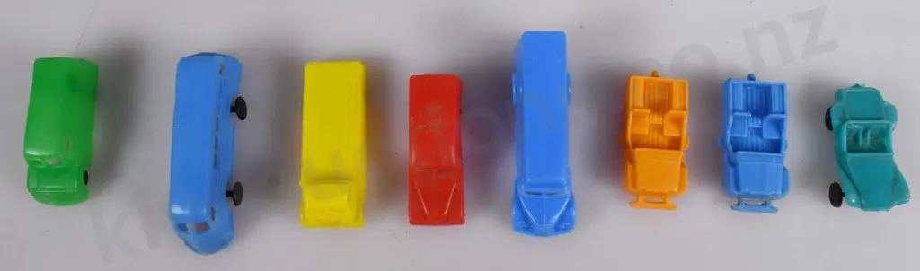 PLASTIC CEREAL TOY VEHICLES Image 1++