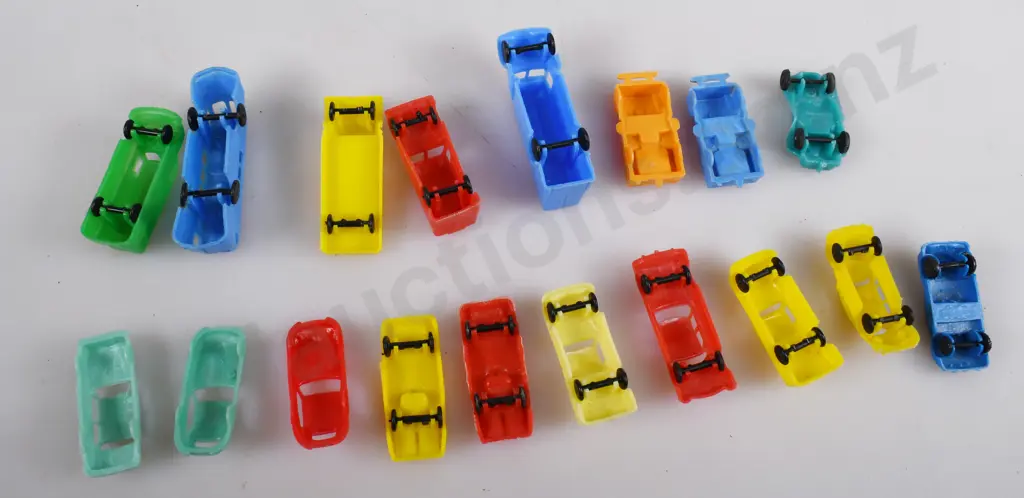 PLASTIC CEREAL TOY VEHICLES Image 1++