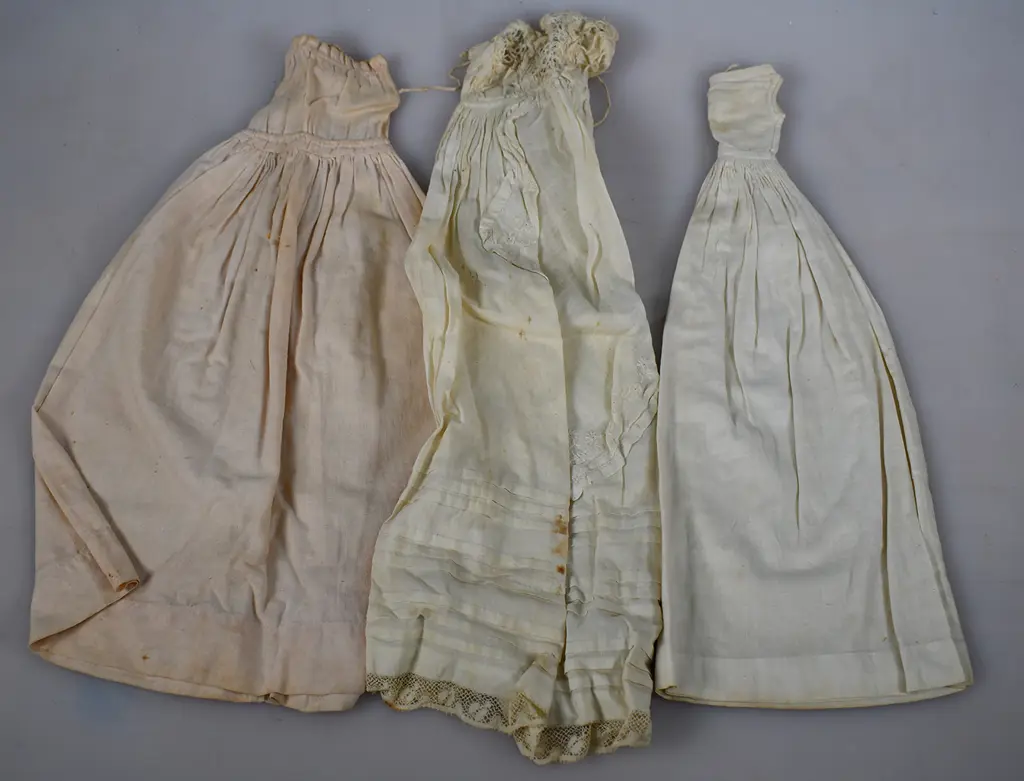 PARIAN BISUQE DOLLS AND CLOTHING Image 1++