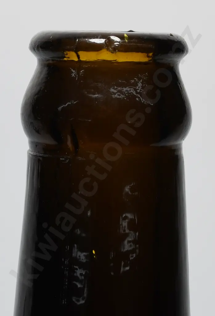 MOFFETT & CO INVERCARGILL 26OZ CROWN TOP BEER Image 1++