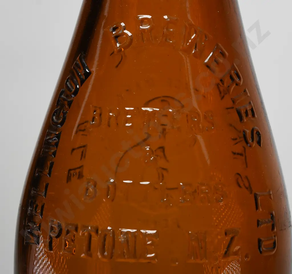 WELLINGTON BREWERIES PETONE  26OZ CROWN TOP BEER Image 1++