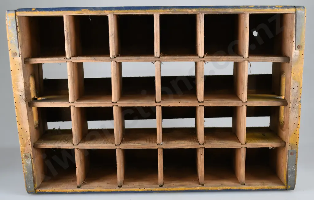 THOMSONS DUNEDIN BOTTLE CRATE Image 1++
