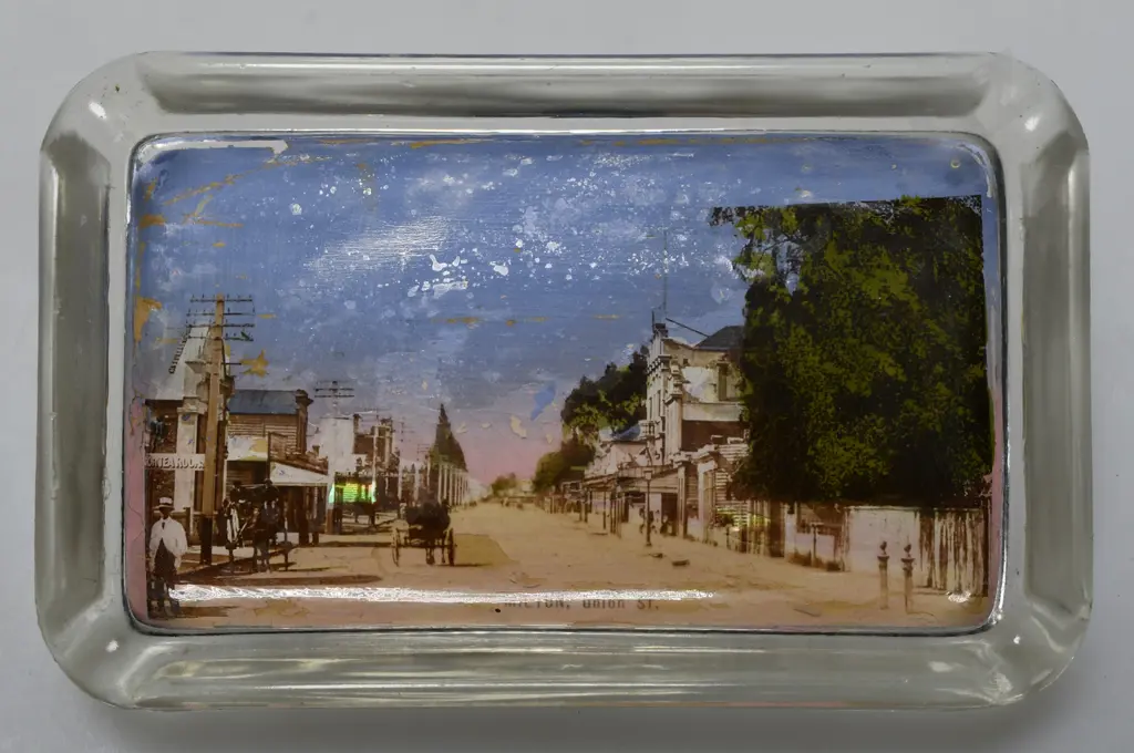 ADVERTISING PAPERWEIGHTS AND ASHTRAY FROM MILTON OTAGO X 5 Image 1++