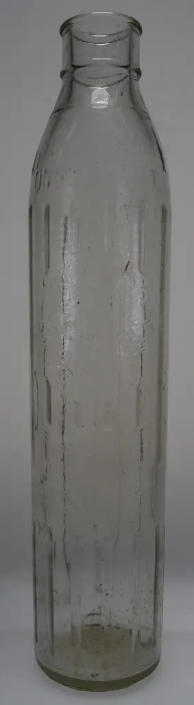 SHELL PINT AND QUART OIL BOTTLES X 2 Image 1++