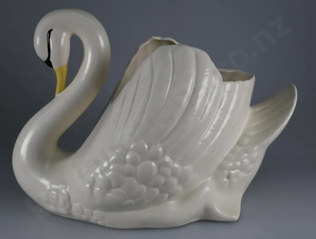 CROWN LYNN LARGE SWAN Image 1++