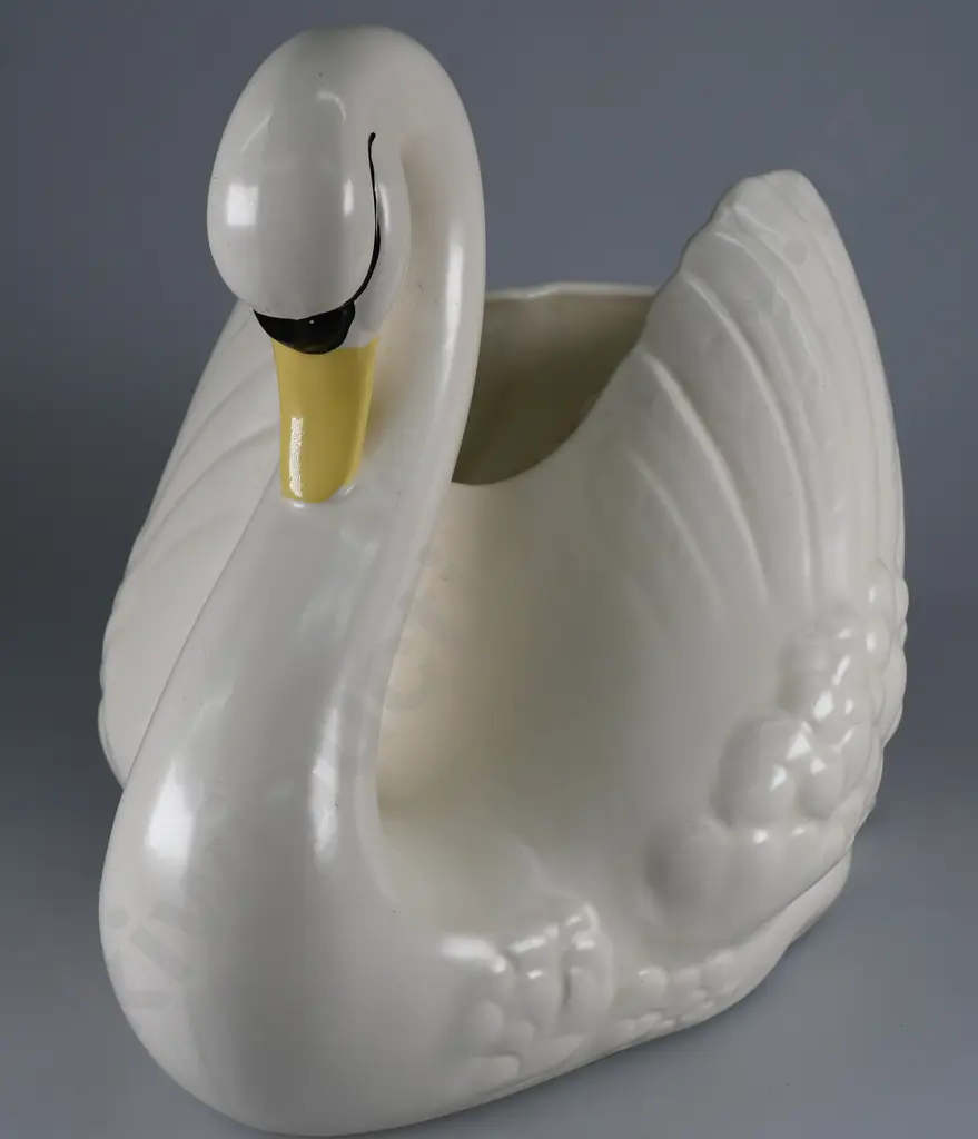CROWN LYNN LARGE SWAN Image 1++