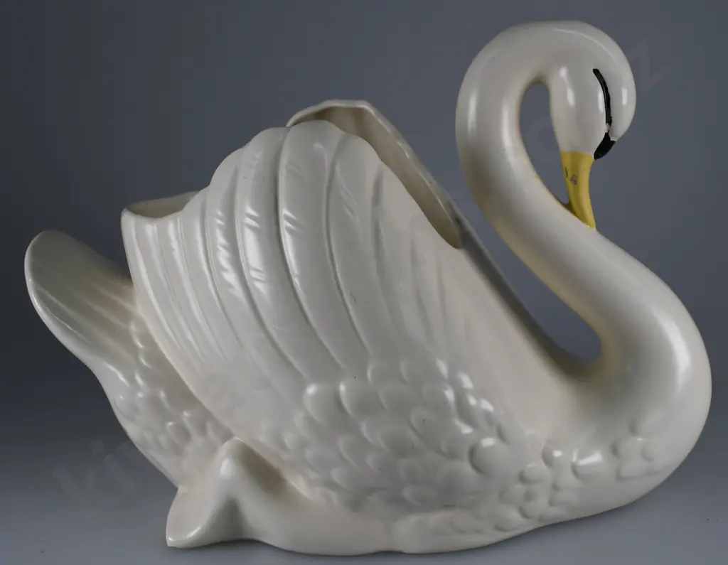 CROWN LYNN LARGE SWAN Image 1++
