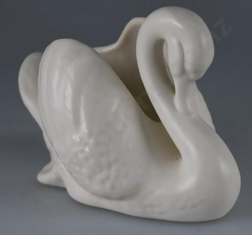 CROWN LYNN SMALL SWAN Image 1++