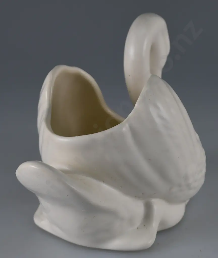 CROWN LYNN SMALL SWAN Image 1++