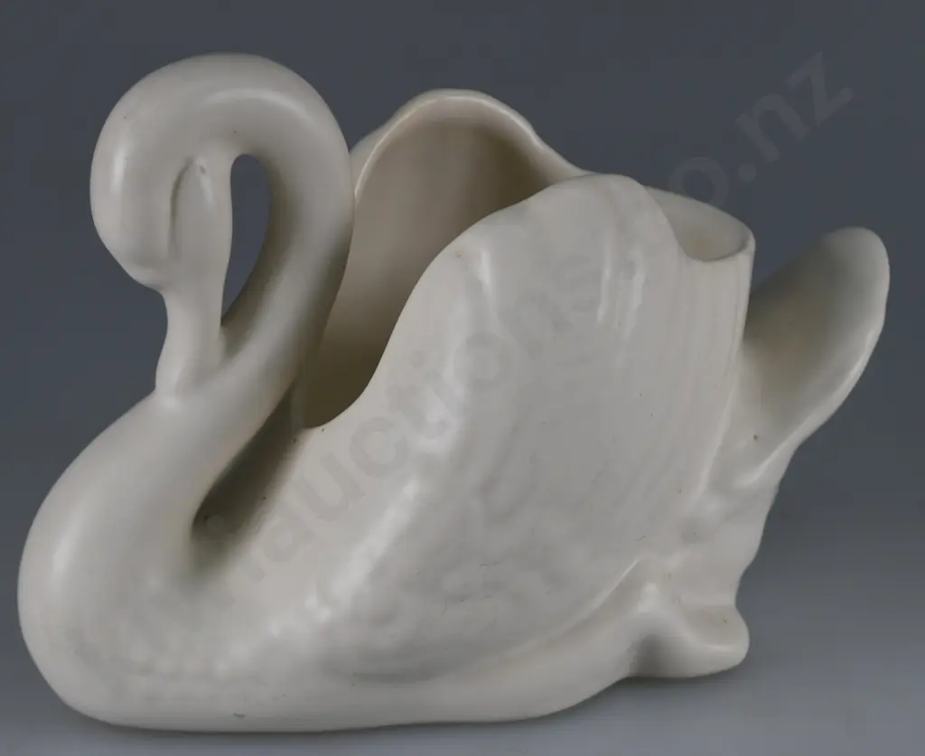 CROWN LYNN SMALL SWAN Image 1++