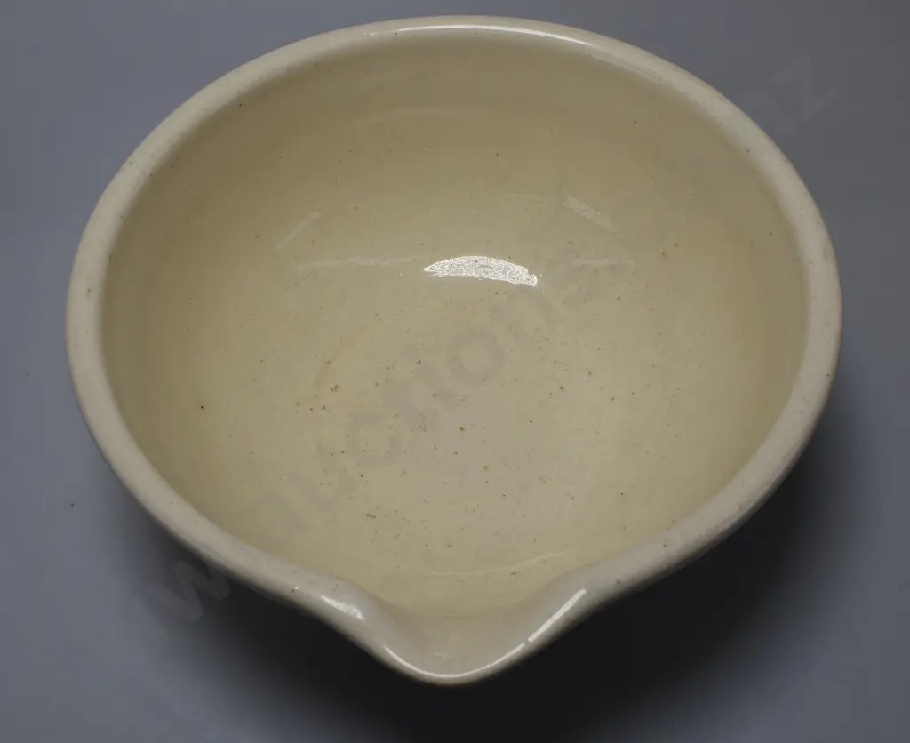 POTTERY POURING BOWL Image 1++