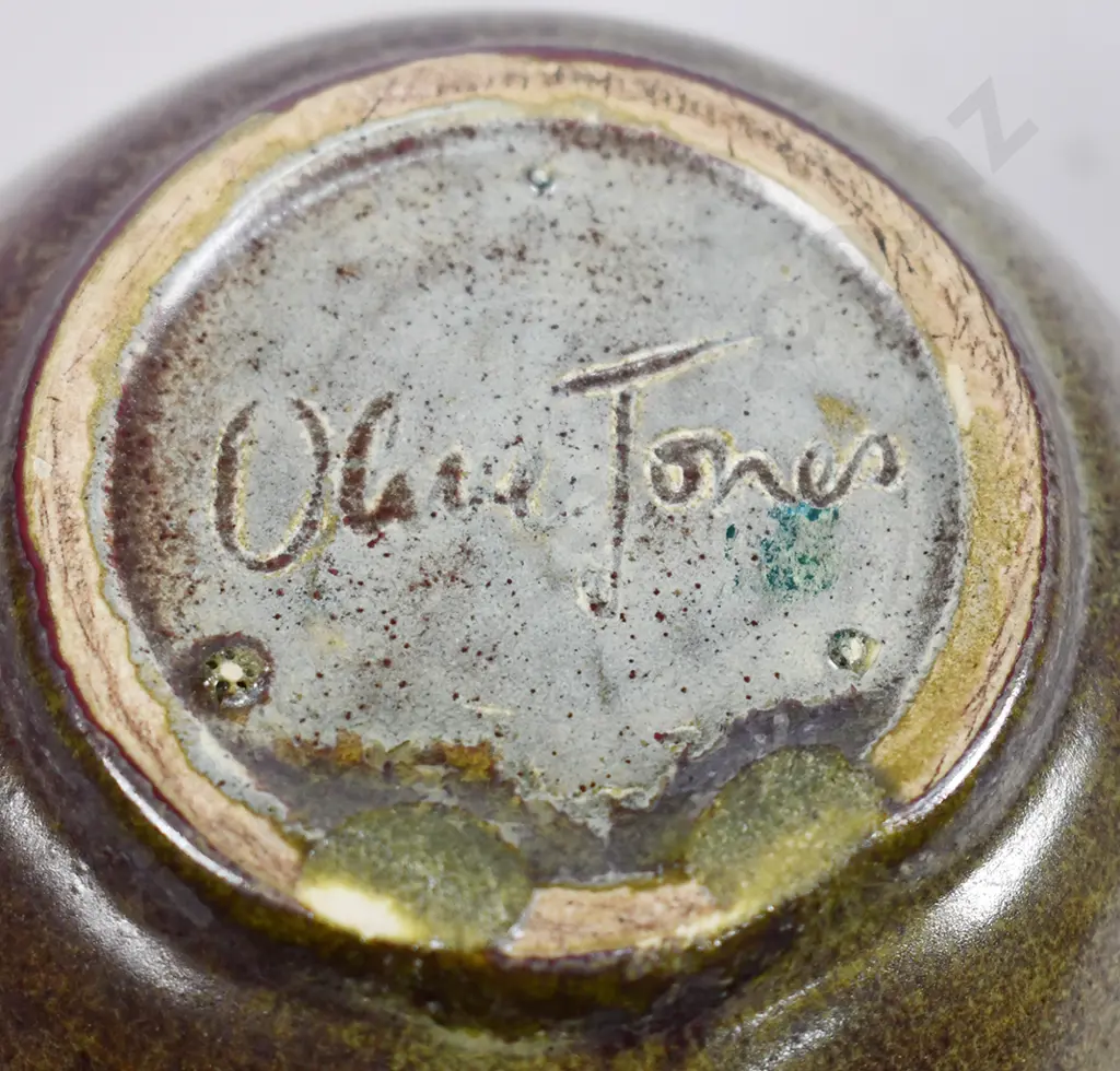 OLIVE JONES POTTERY VASE Image 1++