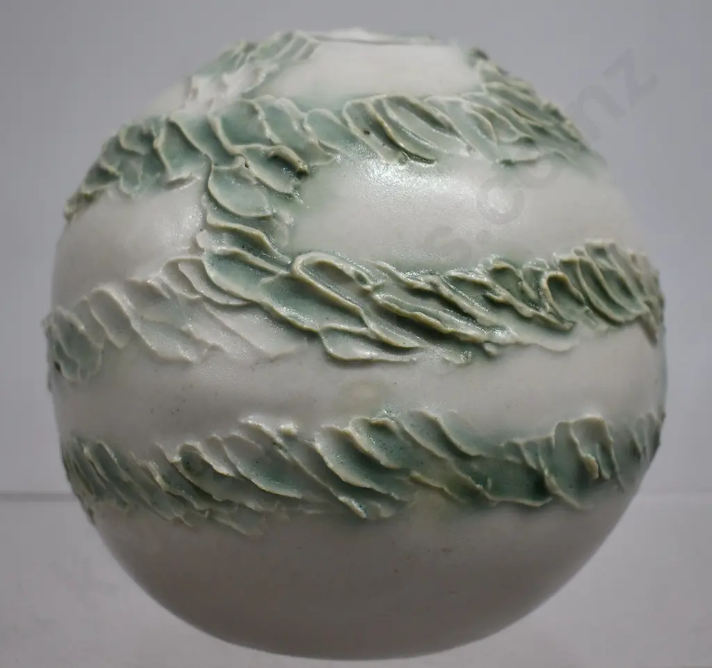 HIENRIETTA HUME ORB VASE Image 1++