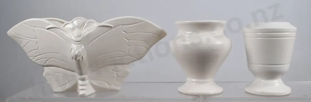 TITIAN BUTTERFLY MANTLE VASE, POSY VASES Image 1++