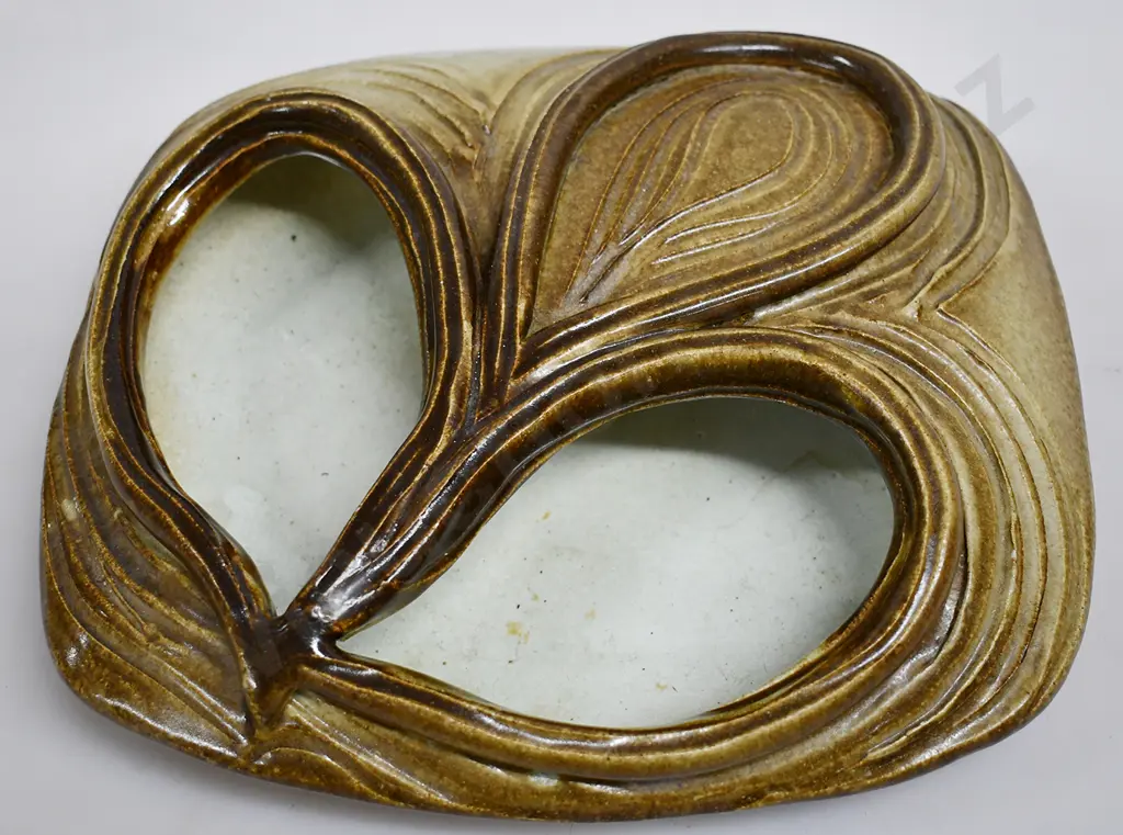 ROY & PAT ADDISON WHAKATANE LEAF DESIGN DISH Image 1++