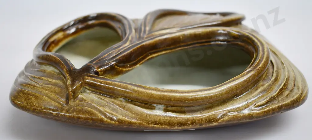 ROY & PAT ADDISON WHAKATANE LEAF DESIGN DISH Image 1++