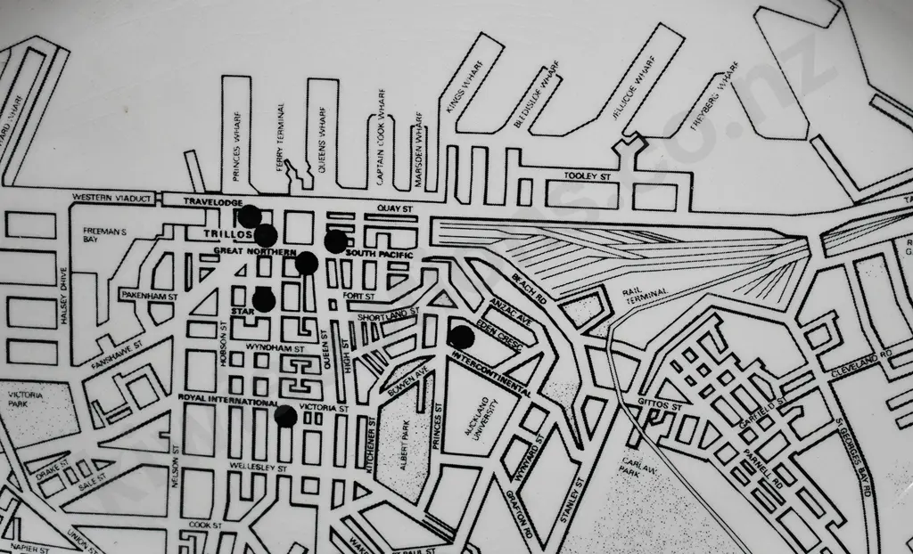 CROWN LYNN DOWNTOWN TRILLOS AUCKLAND OVAL PLATE Image 1++