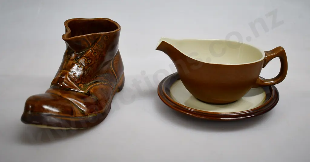 TEMUKA POTTERY BOOT, GRAVY BOAT & SAUCER Image 1++