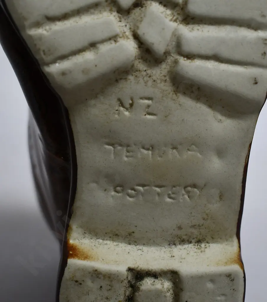 TEMUKA POTTERY BOOT, GRAVY BOAT & SAUCER Image 1++