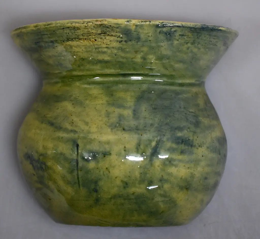 BRIAR GARDNER POTTERY WALL POCKET Image 1++