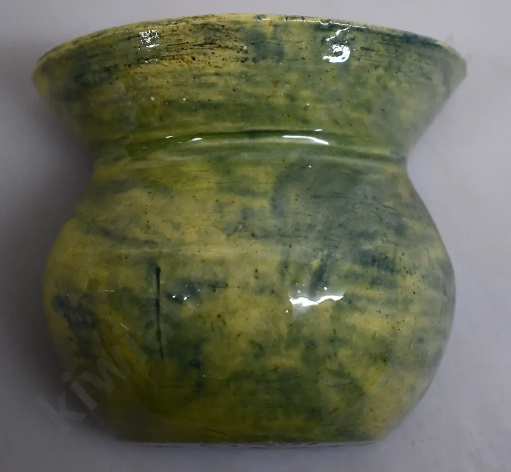 BRIAR GARDNER POTTERY WALL POCKET Image 1++