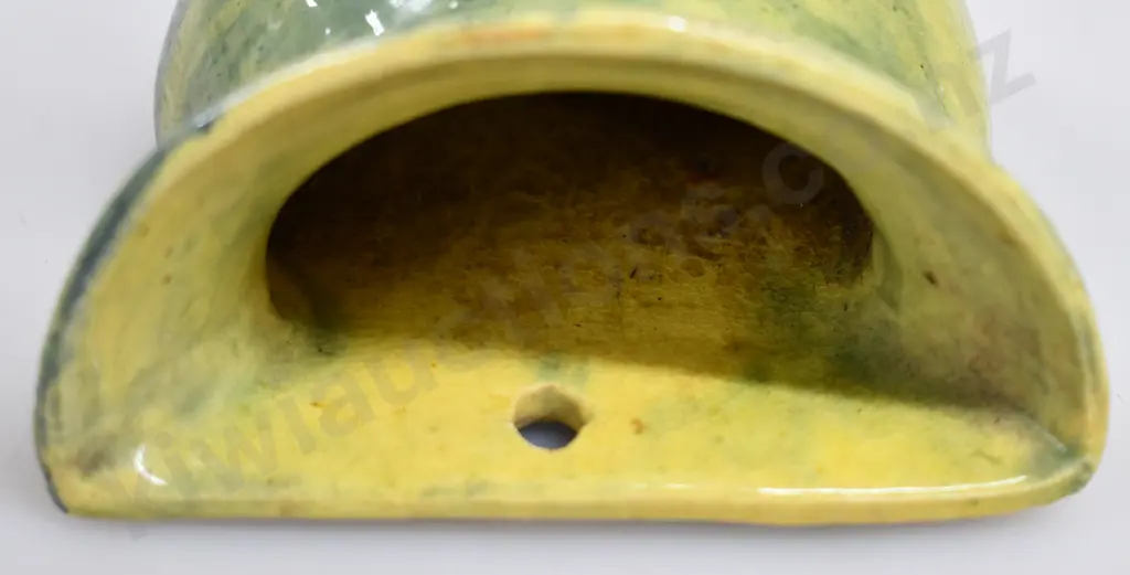 BRIAR GARDNER POTTERY WALL POCKET Image 1++