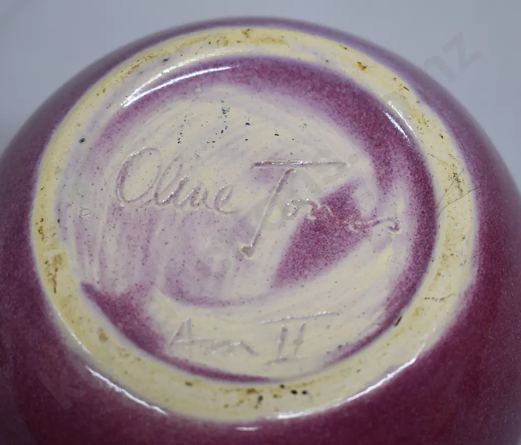 OLIVE JONES POTTERY VASE Image 1++