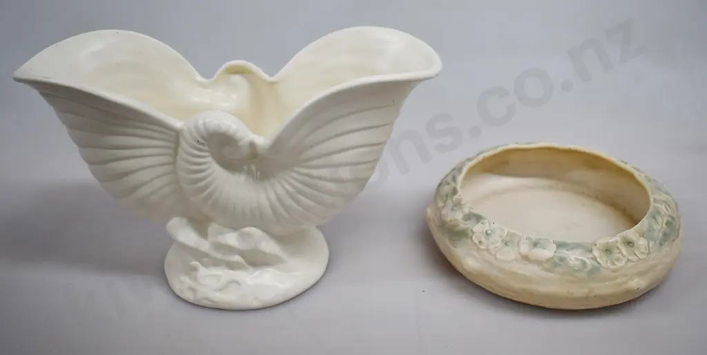 CROWN LYNN NAUTILUS VASE NUMBER 550 Image 1++
