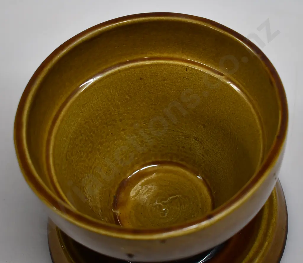 BENHAR POTTERY PLANTER WITH SAUCER Image 1++