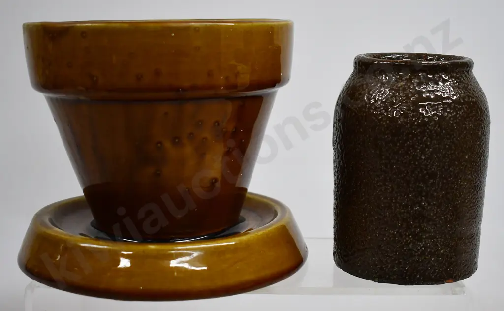 BENHAR POTTERY PLANTER WITH SAUCER Image 1++