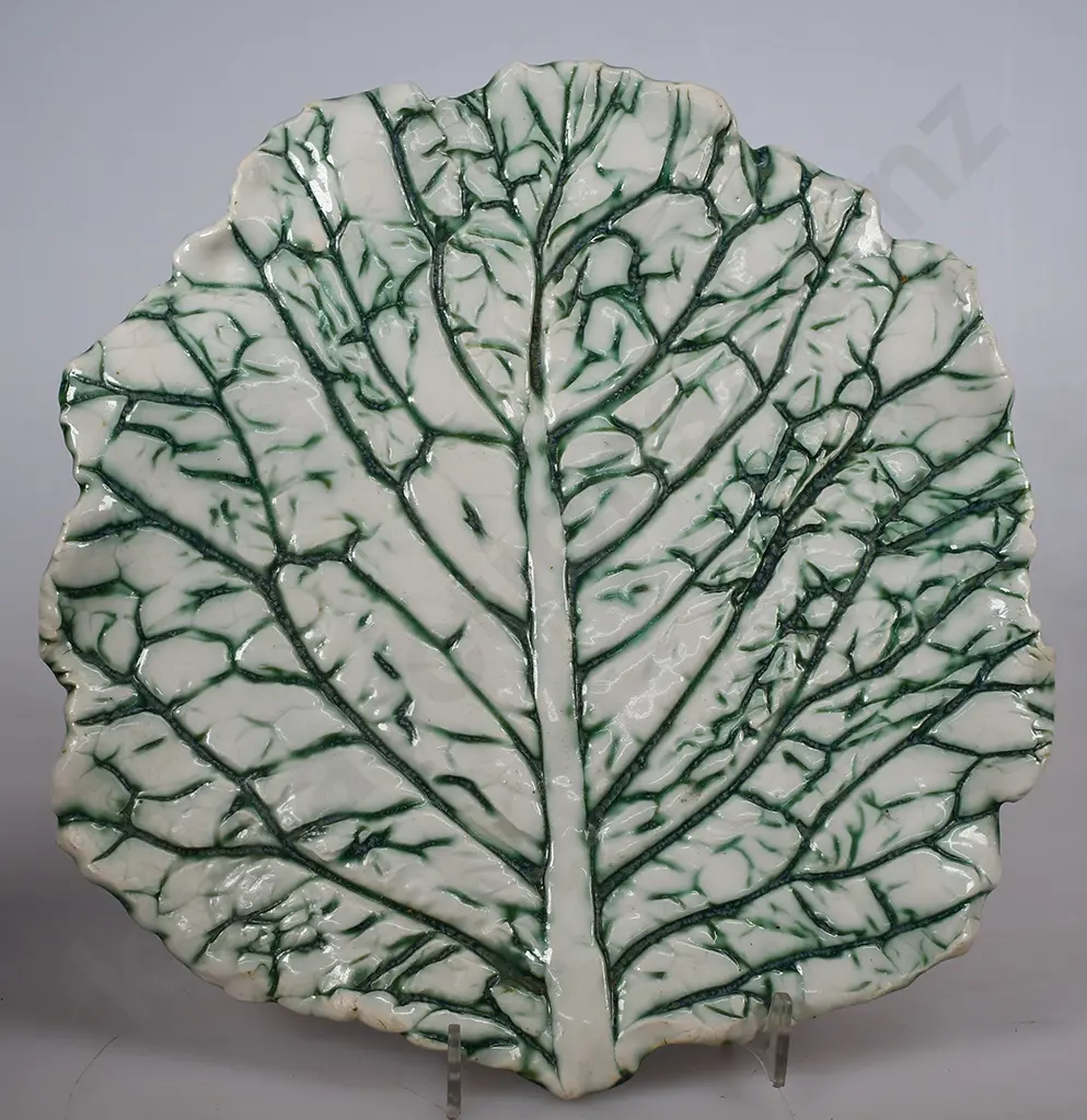 LEAF DESIGN POTTERY DISH Image 1++